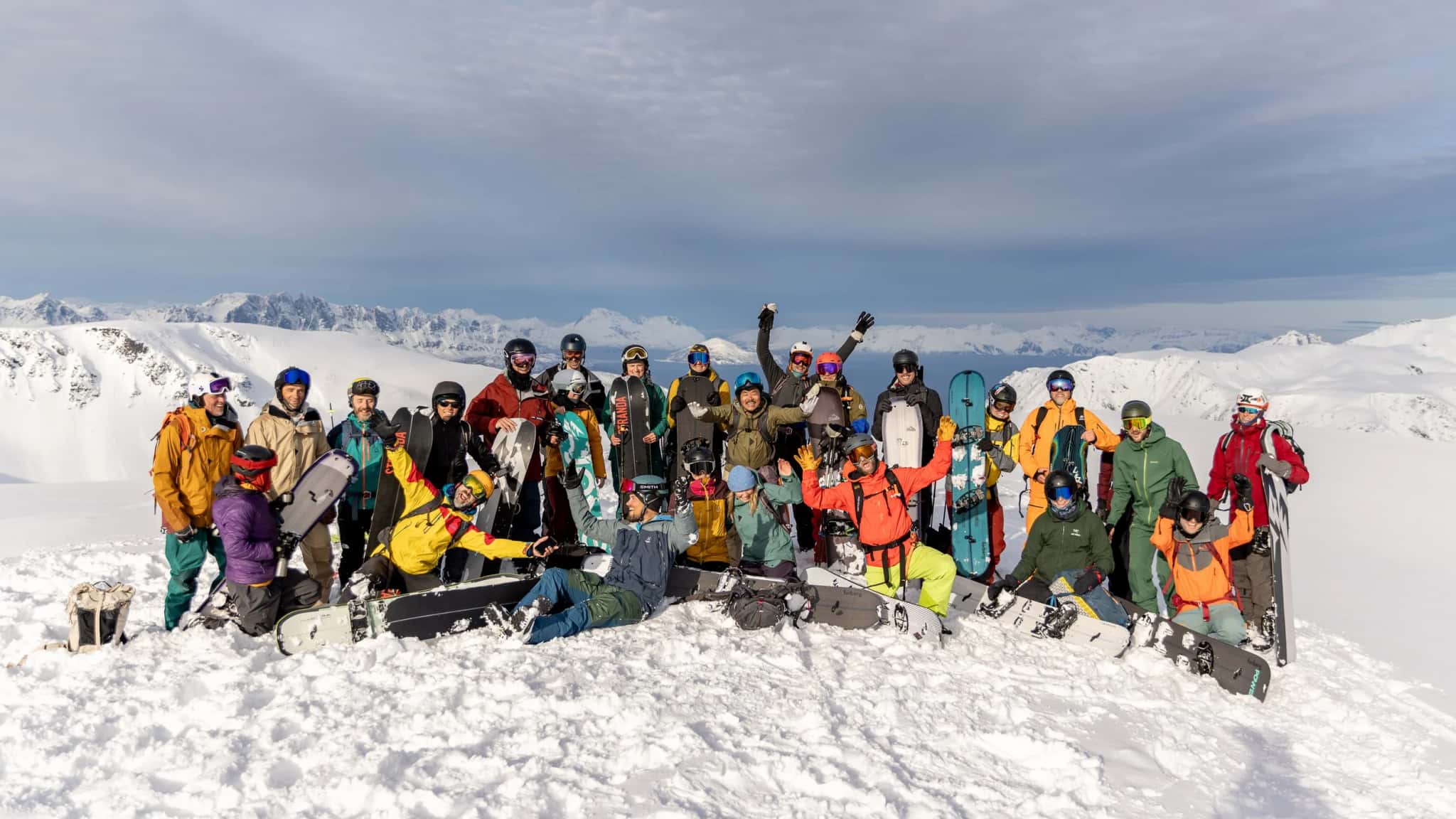 Photo de groupe des participants de l'Arctic Splitboard Festival au sommet du Koppartinden, Finnmark