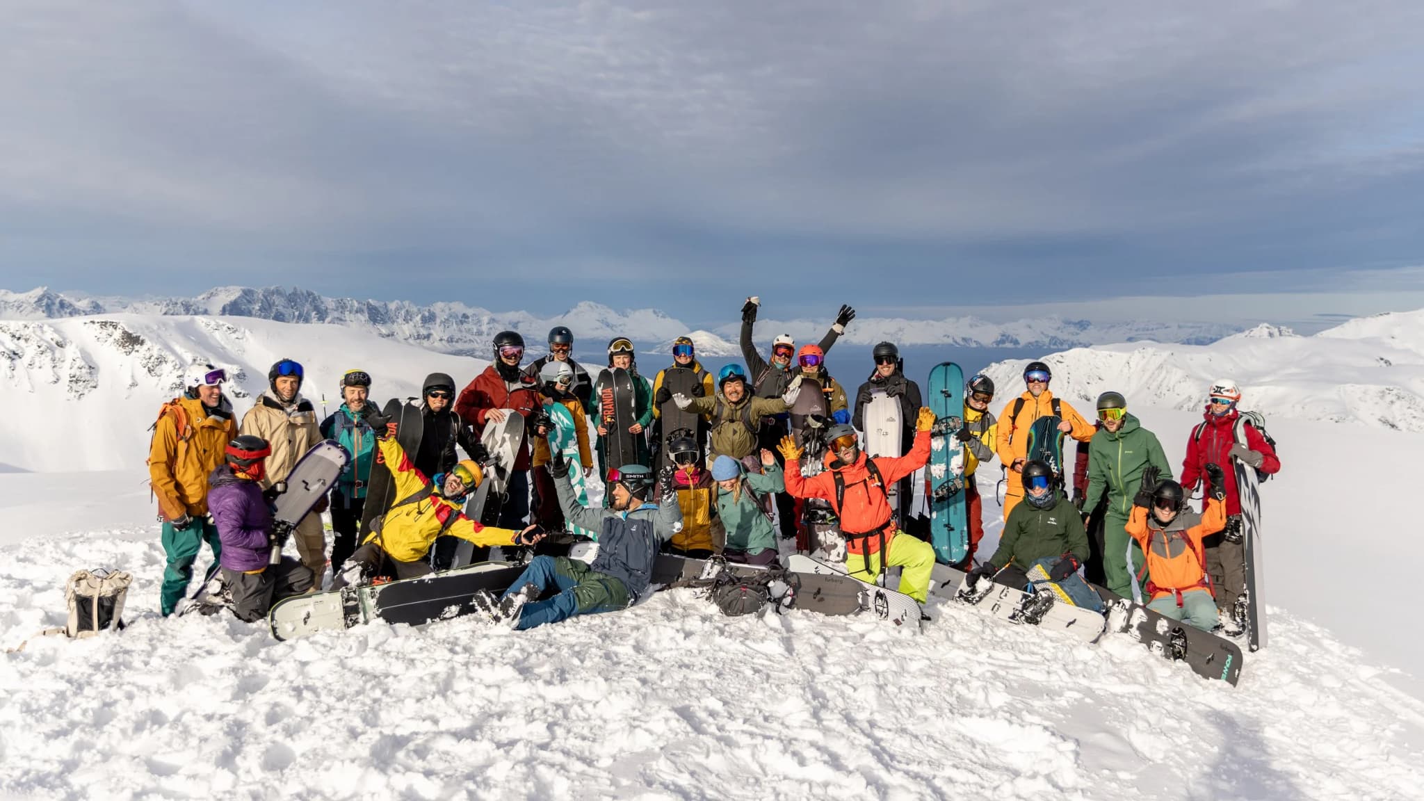 Photo de groupe des participants de l'Arctic Splitboard Festival au sommet du Koppartinden, Finnmark