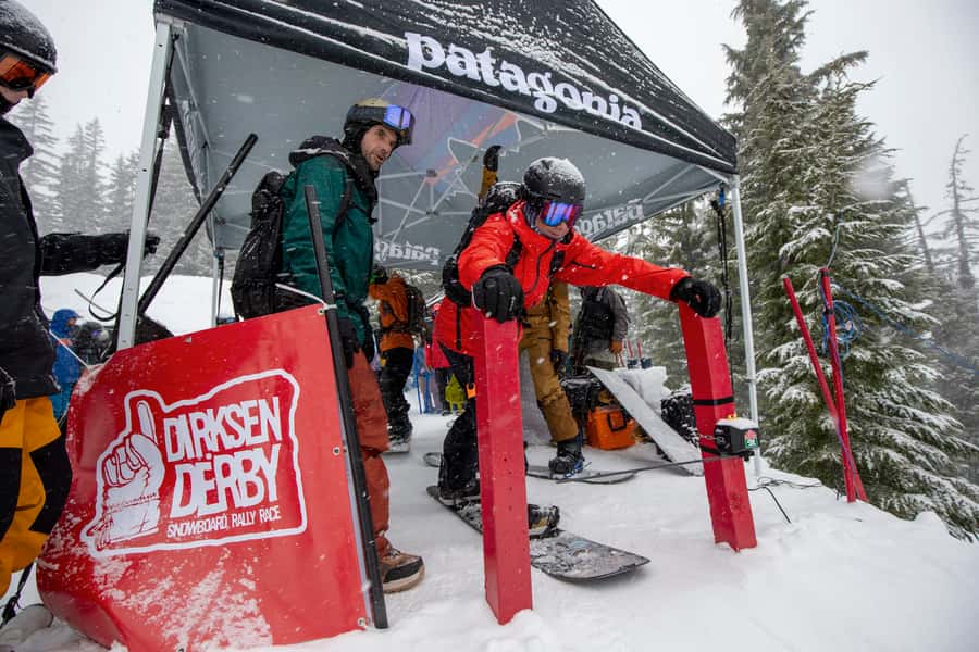 Départ du Dirksen Derby — splitboardeurs s'élançant sous le stand Patagonia