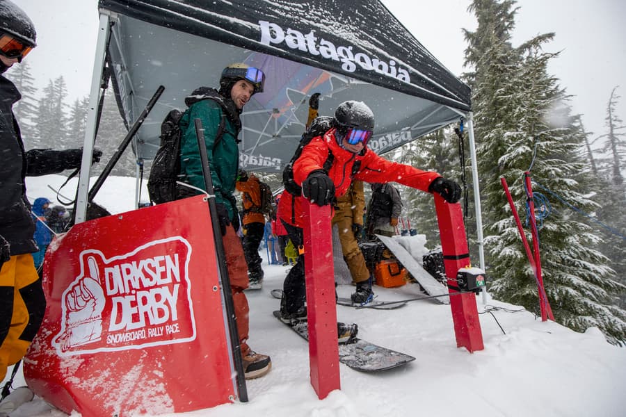 Départ du Dirksen Derby — splitboardeurs s'élançant sous le stand Patagonia