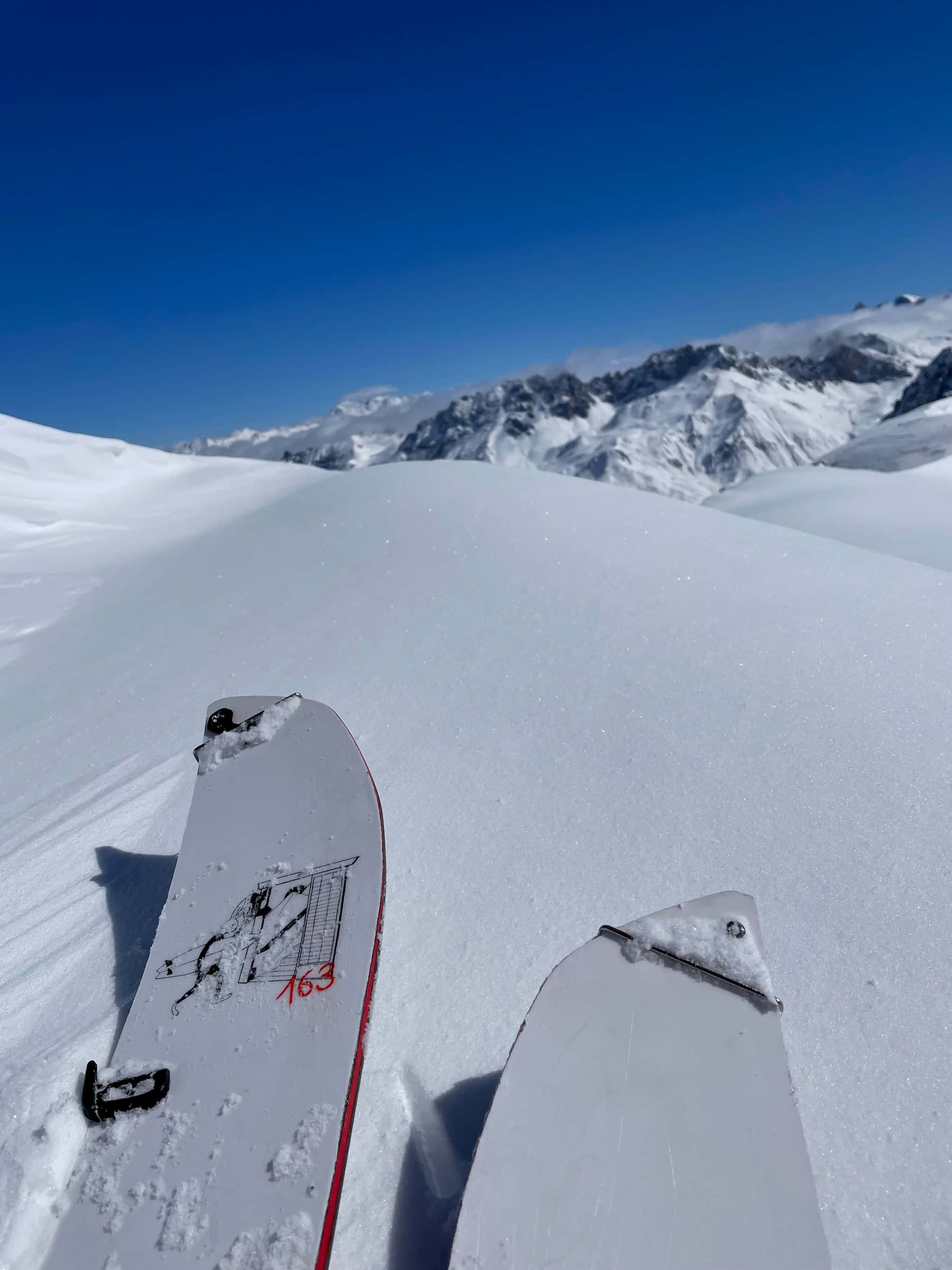 Vue en mode montée avec les deux skis du splitboard