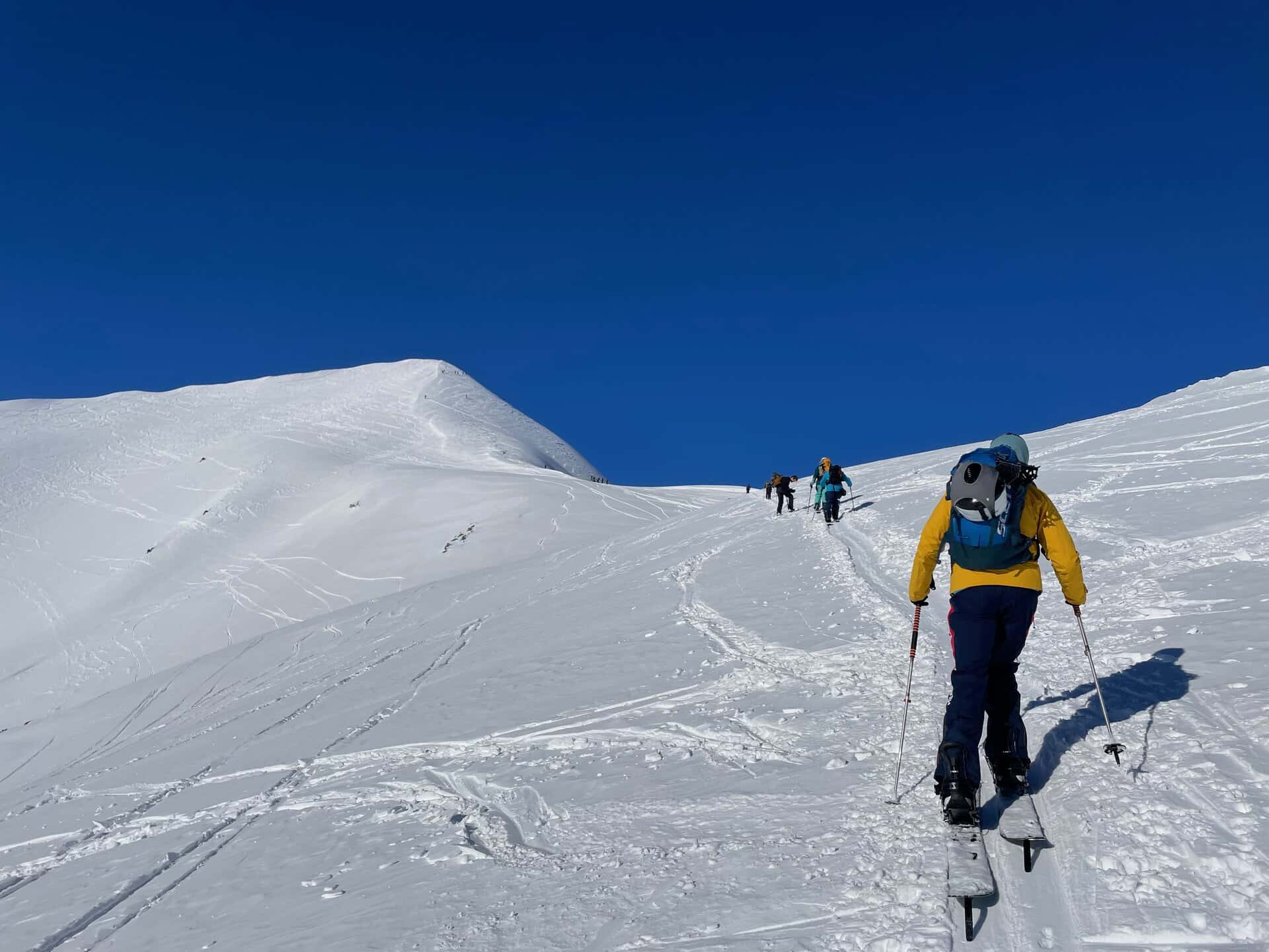 Montée en splitboard sur trace marquée en terrain ouvert