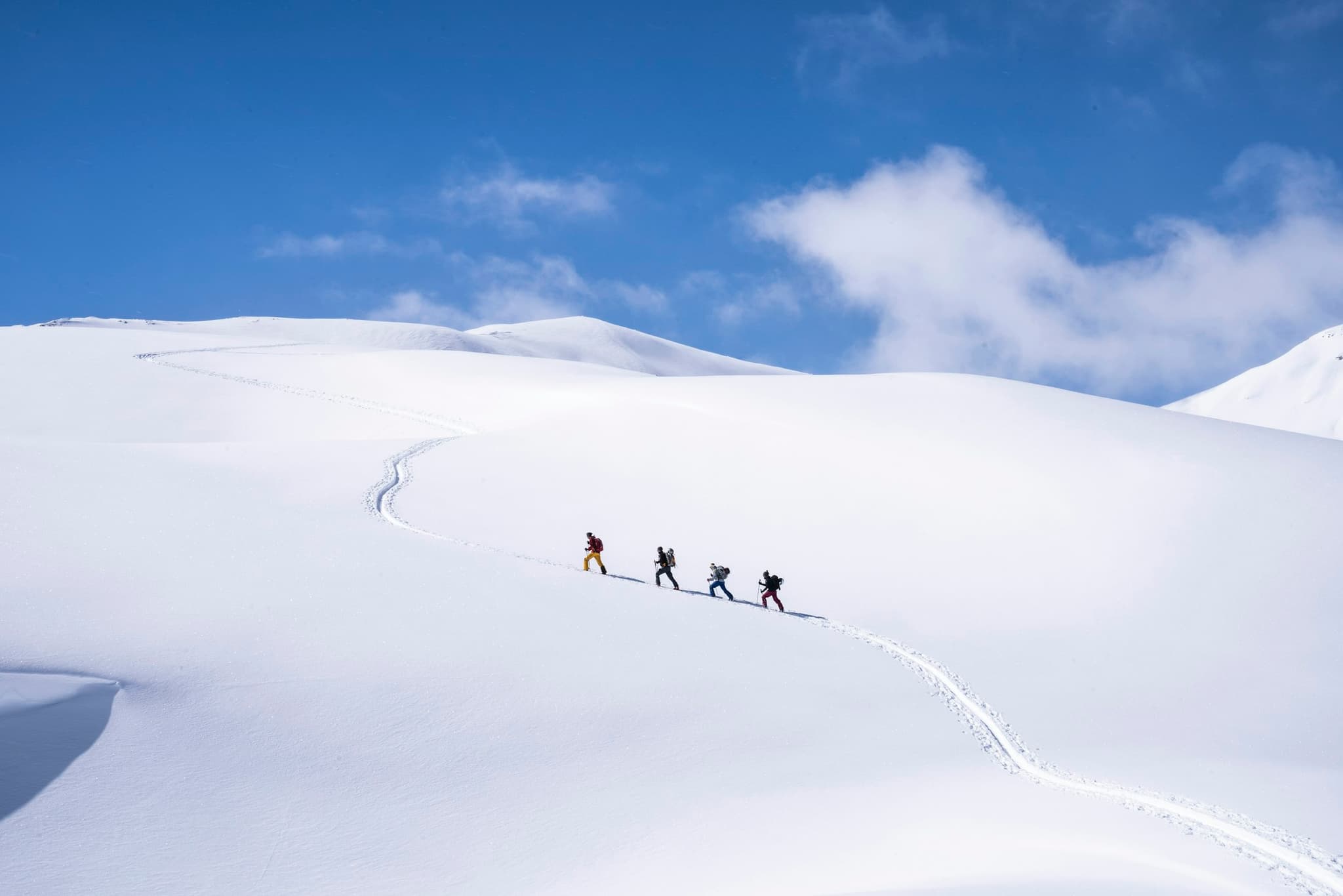 Groupe en sortie splitboard sur une pente enneigée