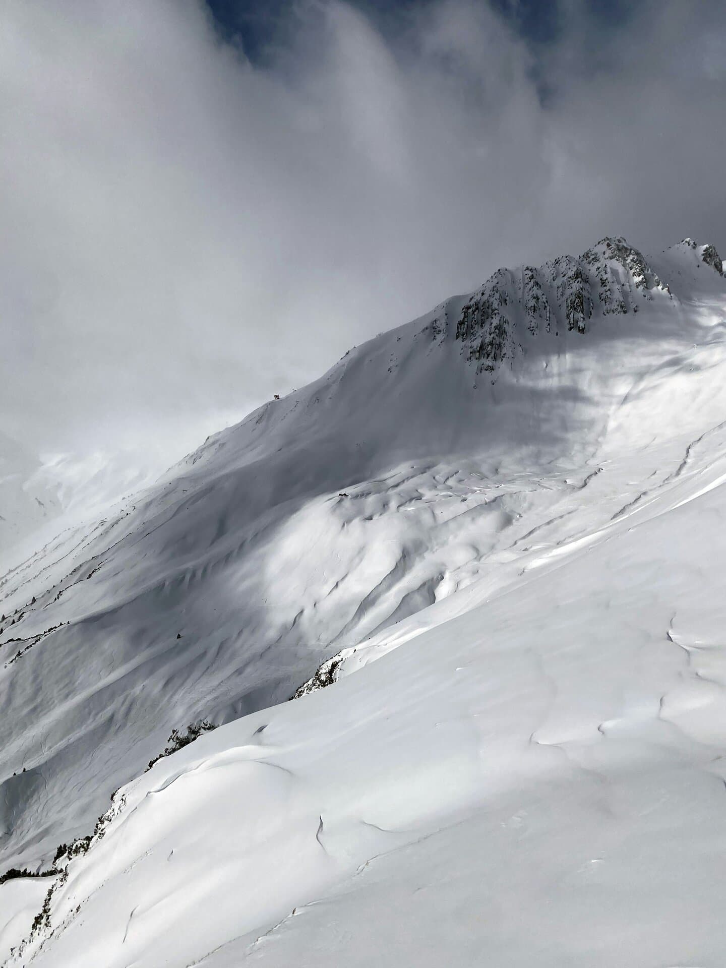 Pratiquant en terrain alpin enneigé