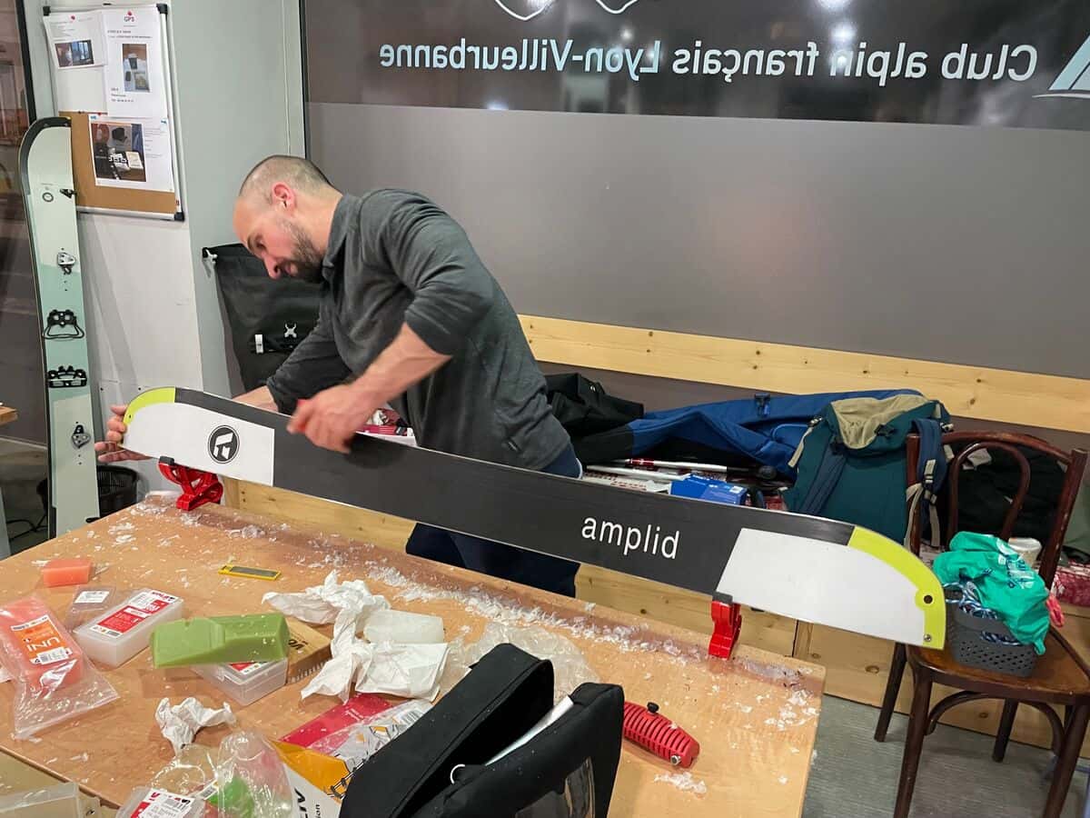 Travail sur les carres d'un splitboard Amplid au Club Alpin de Lyon