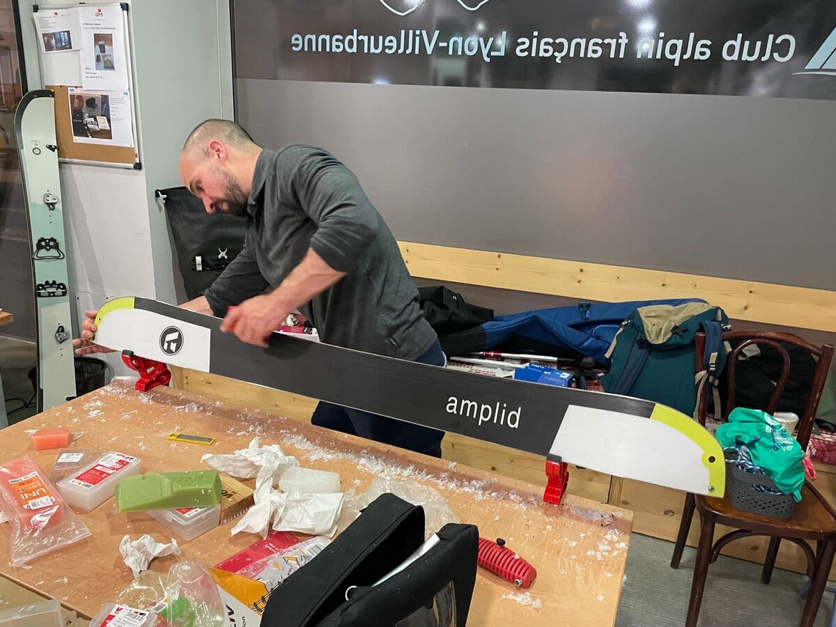 Entretien splitboard : fartage, affûtage et stockage