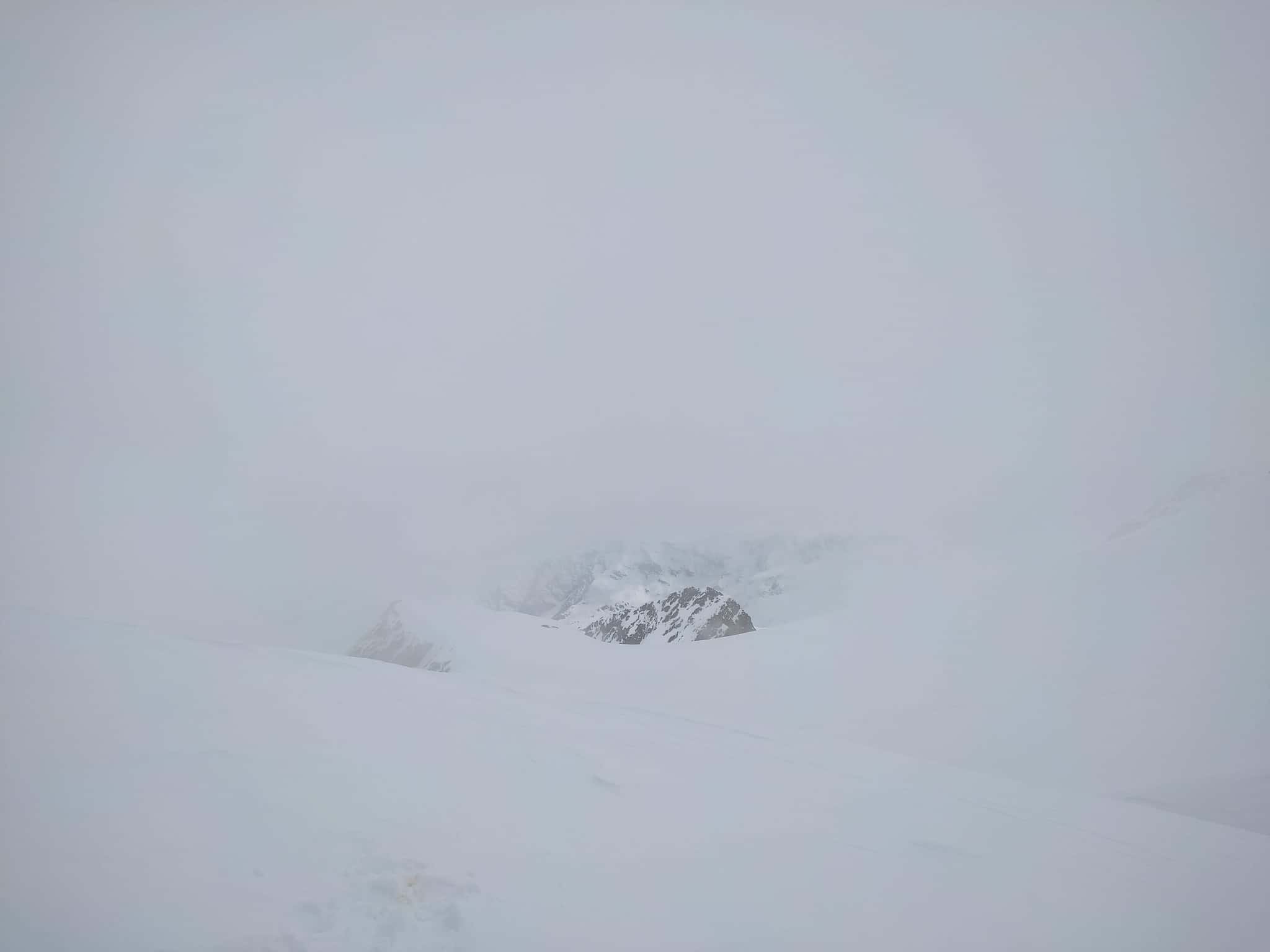 L'aiguille de Polset dans le brouillard, glacier de Gébroulaz