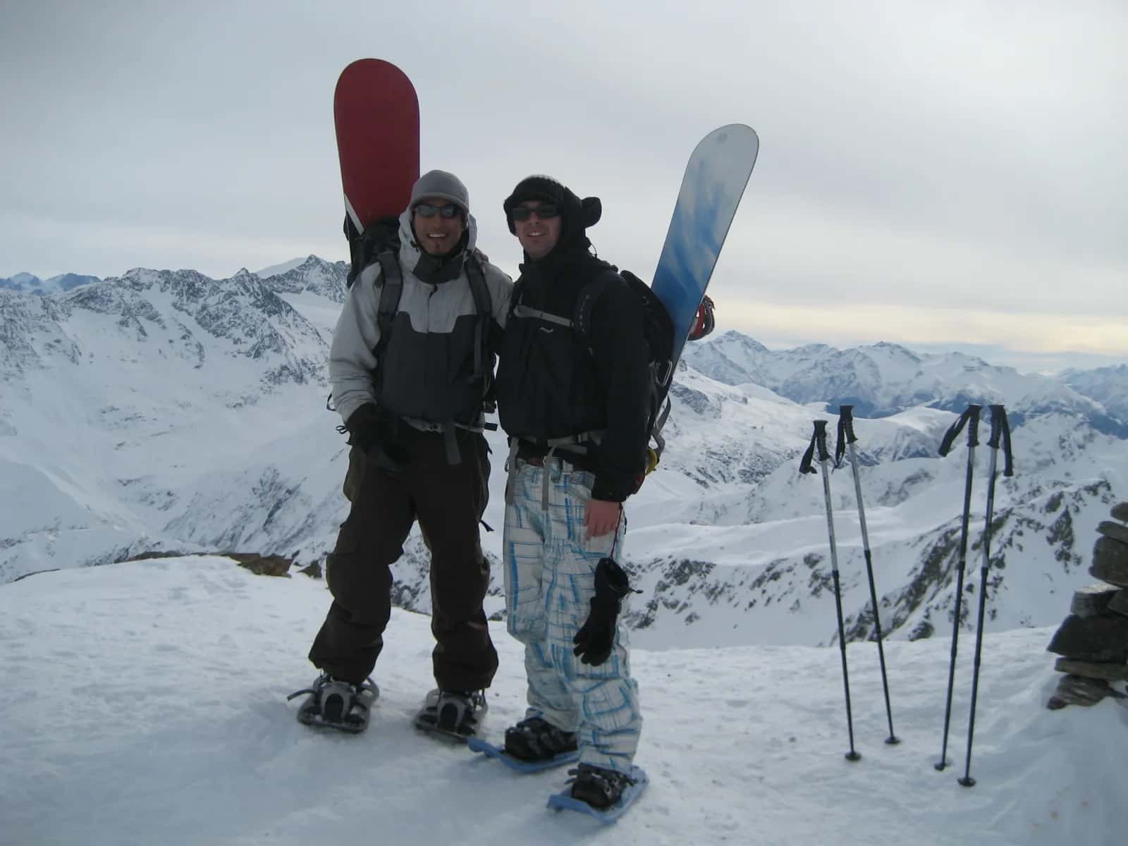 Deux snowboardeurs au sommet du Rocher Blanc en raquettes, snowboard sur le dos, 2010