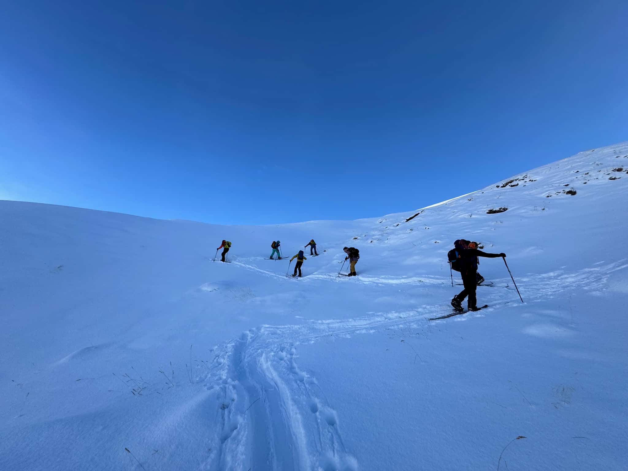 Groupe en montée : rythme, espacement et communication en conditions froides