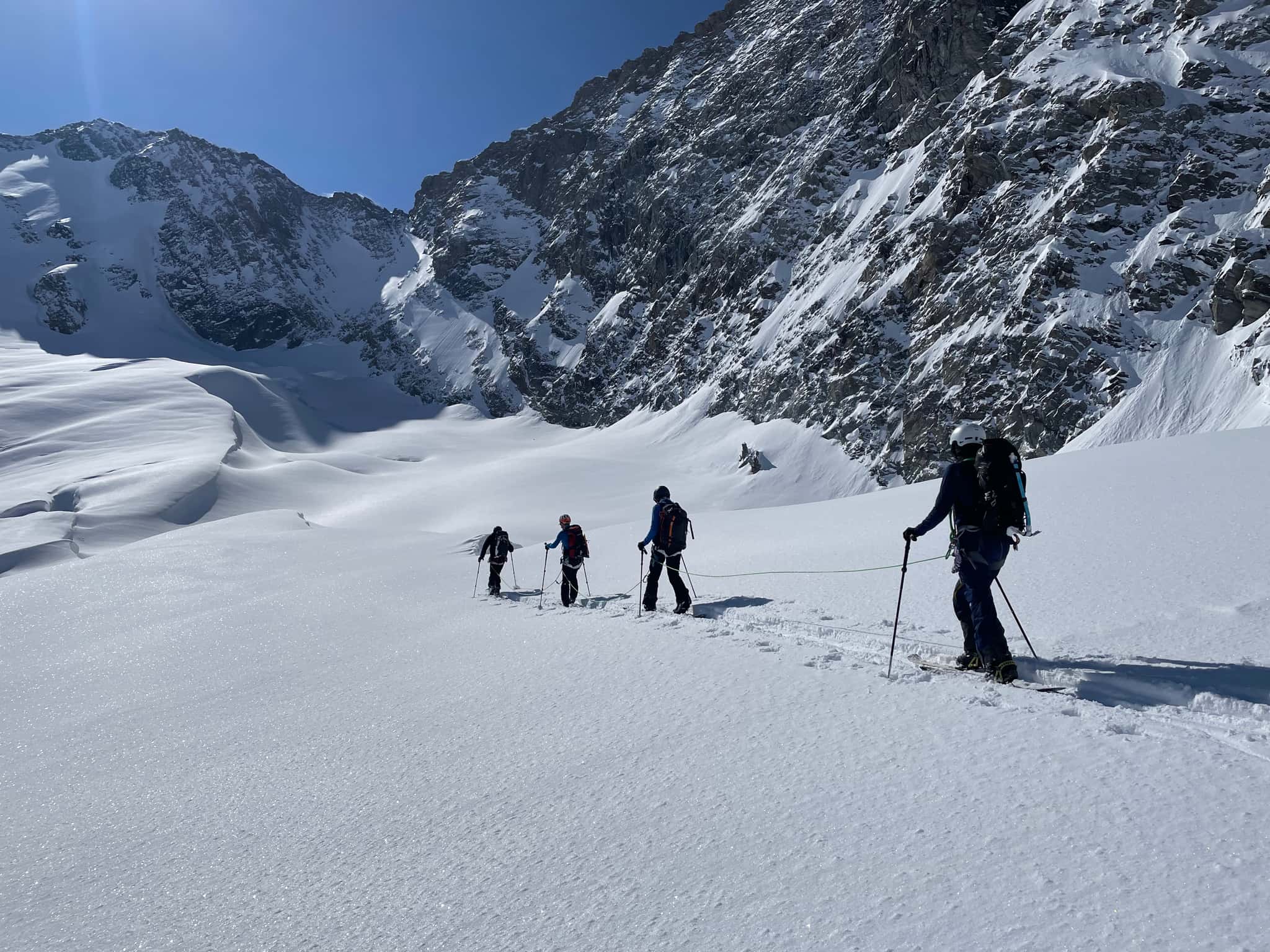 Groupe en progression dans un vallon glaciaire : exemple de lecture du terrain