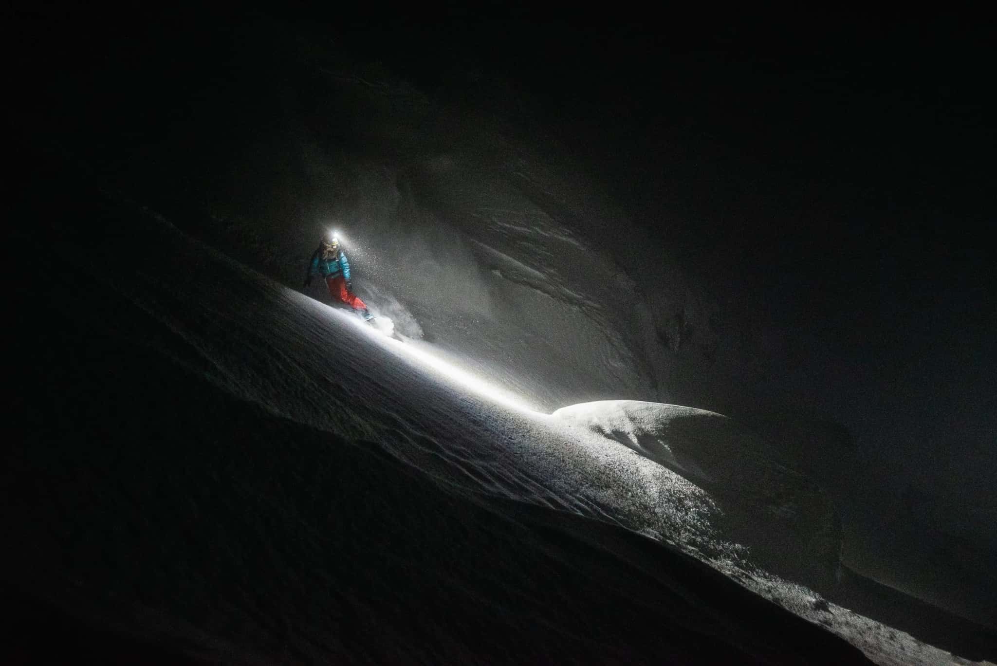 Splitboardeuse dans un couloir enneigé pendant la nuit polaire norvégienne — Through Darkness