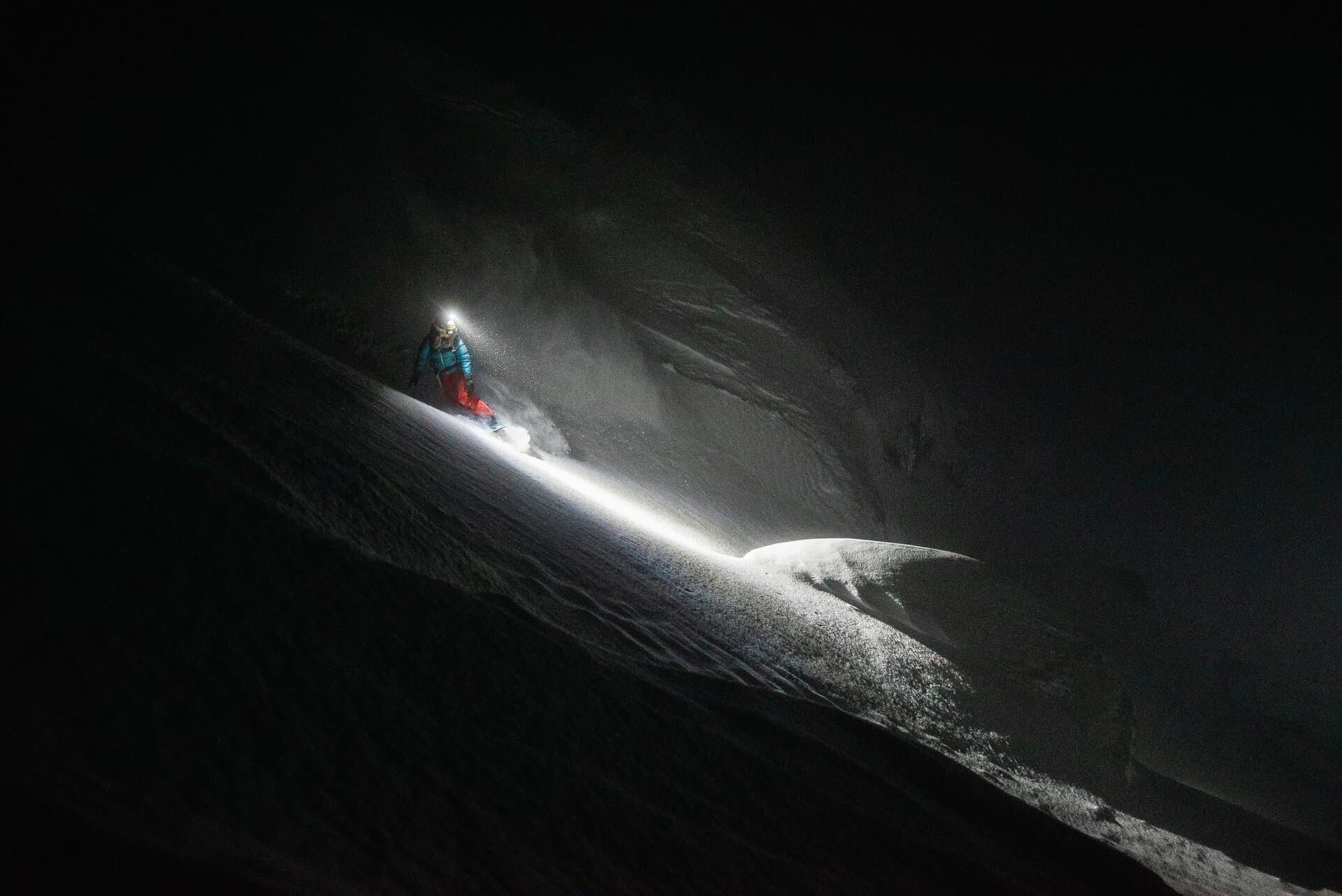 Splitboardeuse dans un couloir enneigé pendant la nuit polaire norvégienne : Through Darkness